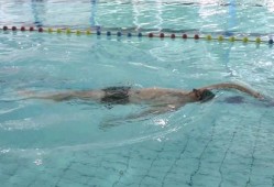仰泳教学视频,轻松掌握水上飘移技巧